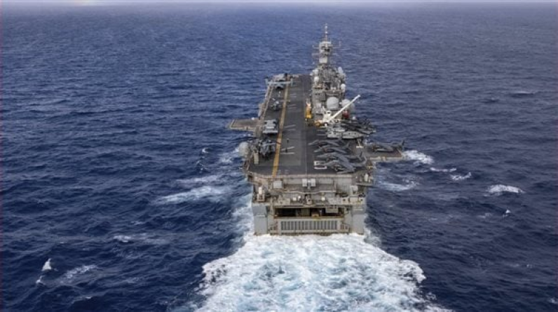 تنذر بـ"حرب ناقلات" مع إيران.. أمريكا تدرس تسليح سفن تجارية